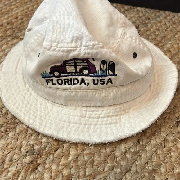 Hawaiian shirt and bucket hat - Picture 3 of 3